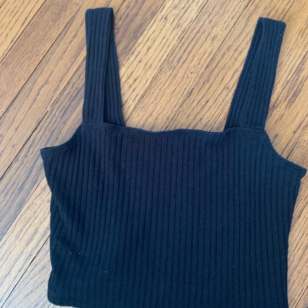 Cropped black ribbed tank top